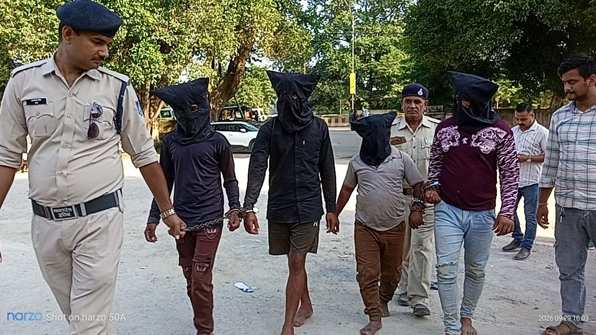 SP_Rewa's tweet photo. 🚨 रीवा पुलिस की बड़ी कार्रवाई 🚨
अंतर्राज्यीय चंदन चोर गिरोह का पर्दाफाश!थाना अमहिया पुलिस ने 4 आरोपियों को गिरफ्तार कर करीब 57 किलो चंदन की लकड़ी (कीमत लगभग ₹5.70 लाख) बरामद की। हथियार भी जब्त किए गए। @DGP_MP @MPPoliceDeptt @mohdept @IG_Rewa https://t.co/DQXdytgZFm