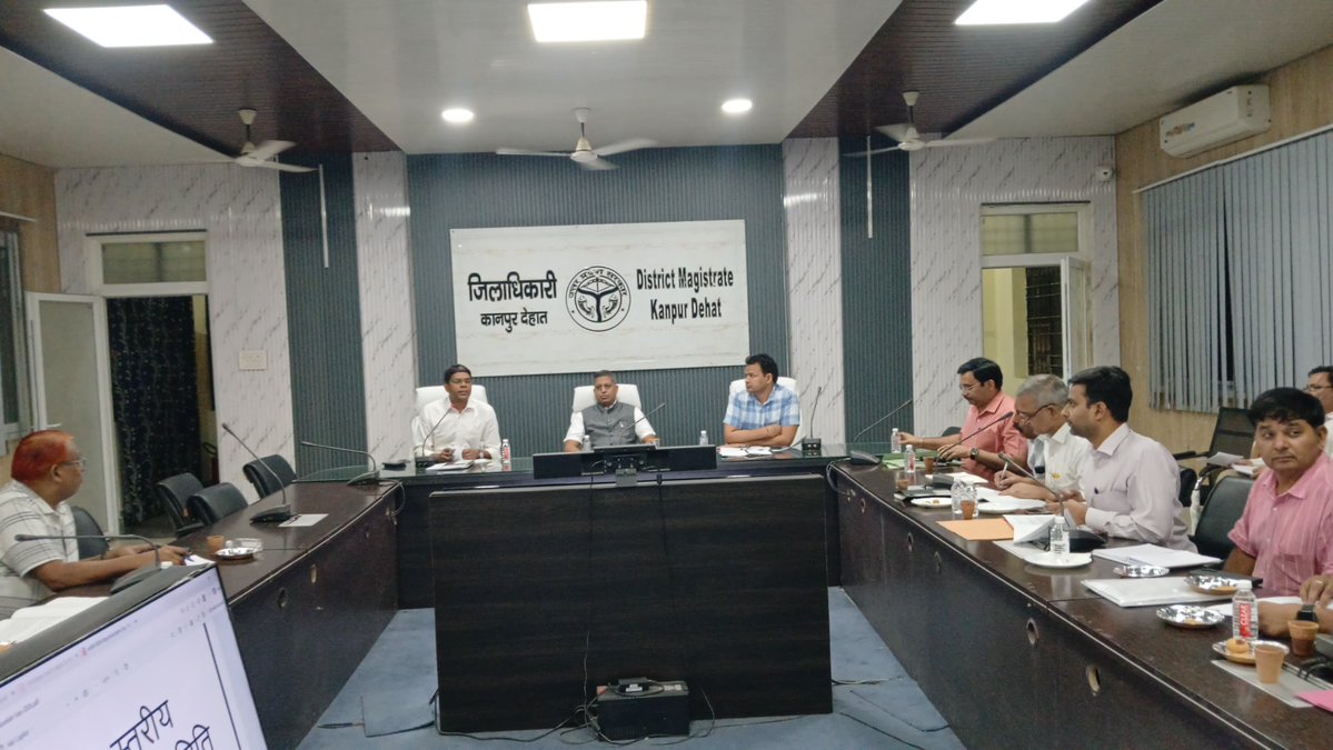 DMKanpurDehat's tweet photo. सड़क दुर्घटनाओं की रोकथाम व ट्रैफिक प्रबंधन को बेहतर बनाने के उद्देश्य से जिला सड़क सुरक्षा समिति की बैठक जिलाधिकारी/जिला मजिस्ट्रेट श्री कपिल सिंह की अध्यक्षता में की गई।बैठक में सड़क दुर्घटनाओं की रोकथाम, ट्रैफिक प्रबंधन, अतिक्रमण हटाने, जागरूकता अभियान, आपातकालीन सेवाओं व सुरक्षा संकेतों की समीक्षा कर संबंधित अधिकारियों को आवश्यक दिशा-निर्देश दिए गए।
@CMOfficeUP
@spgoyal
@ChiefSecyUP
@sanjaychapps1
@InfoDeptUP