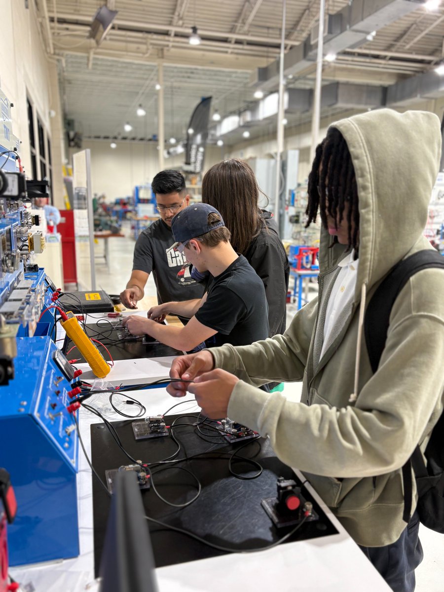OconeeFallLine's tweet photo. A head start can make a big difference. ⚡

OFTC Dual Enrollment gives high school students the chance to explore career paths and gain hands-on skills before graduation. Warren County High School students are putting that opportunity to work in the Industrial Electrician TCC.

Ready to get a head start? Explore Dual Enrollment at https://t.co/olOYNN08lq.