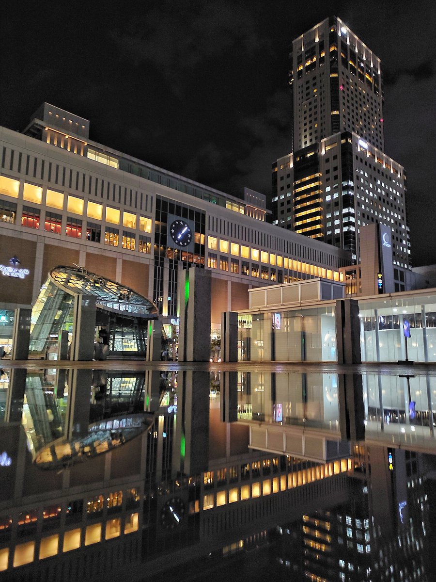 momosapporo1's tweet photo. 鏡面反射の札幌駅前。✨ https://t.co/r2fIZCzgTs