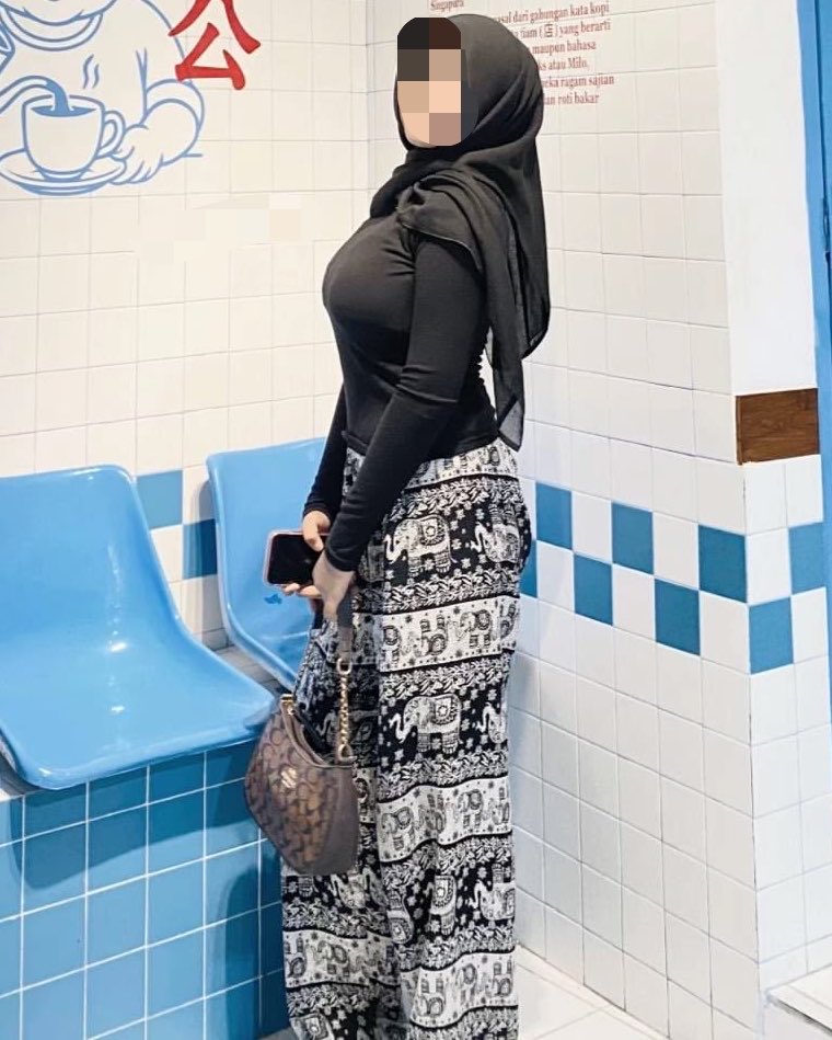 lovesuckfn's tweet photo. style kalo jalan with mbg (my bf gw) 
👅: “request kaos crop+press yaa malam ini my love” 

jujurly pas dianter pulang nanti pasti pentil gw perih anjay😭sebab my bf super duper rakus🥵 https://t.co/dYP6jMBdMh