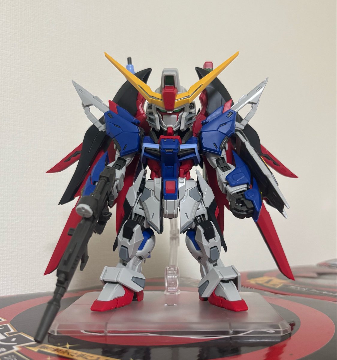 fps_teru's tweet photo. デスティニーガンダムがカッコよすぎたから人生初のガンプラ作ってみた！
切ったりとかめちゃ下手だったけど、友人の助けもあり、最高のデスティニーガンダムができた！
あとはシールを貼って完成！
いろんなポーズをさせて遊びます！ https://t.co/pY1fT1Zhaq