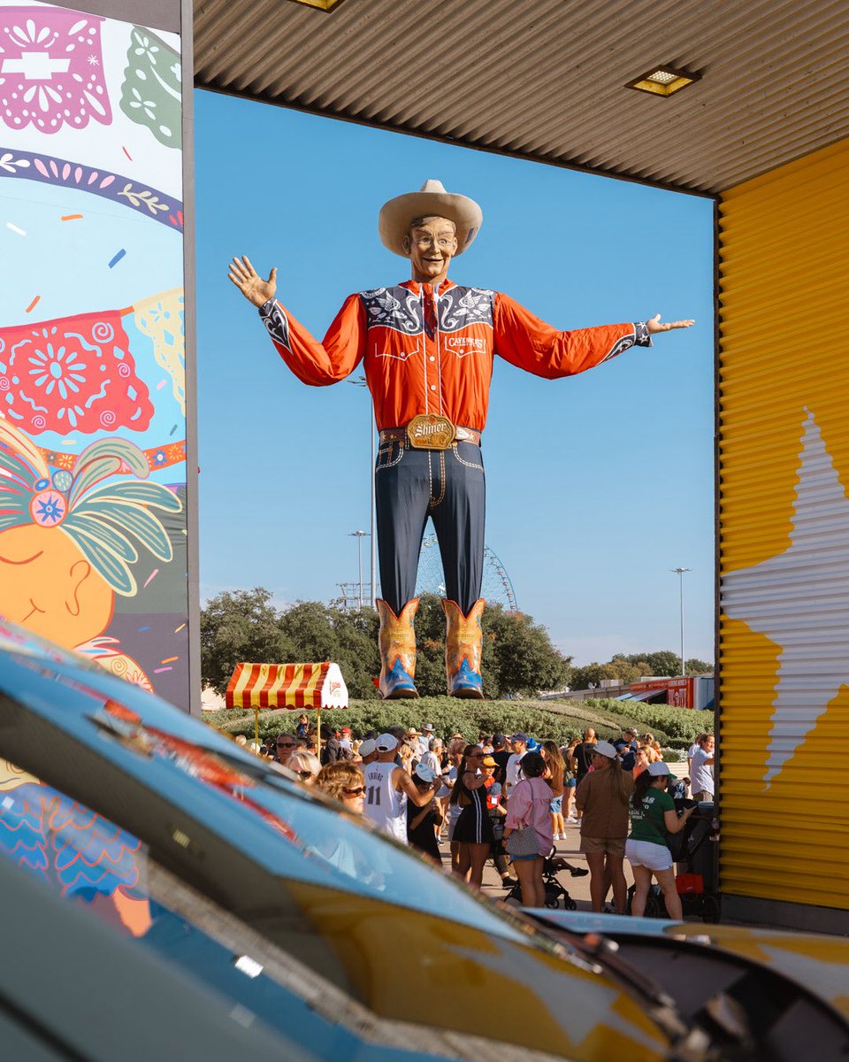 StateFairOfTX's tweet photo. Just a casual 55 feet of Texas pride! 🤠❤️ #BigTex #POD Big Tex is suited up for the Fair from head to toe thanks to @levis, @lucchese1883, @shinerbeer, Cavender’s and Resistol!
📸: Brad Smith (@disasterfilm) https://t.co/ifS1h54dvF