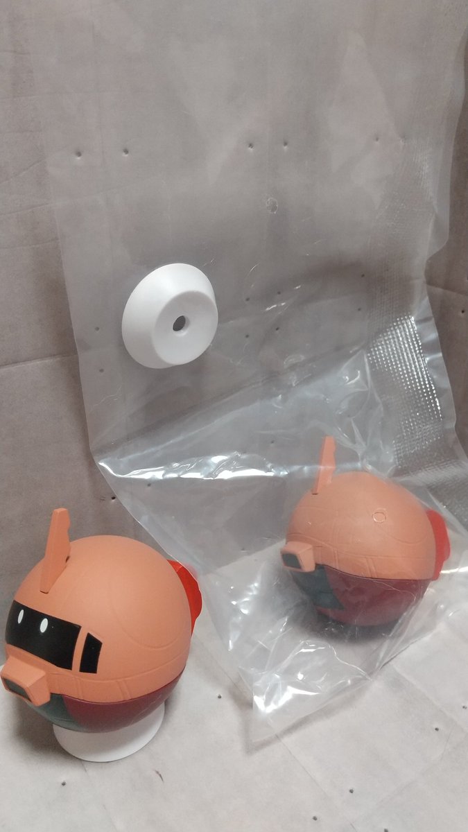 asano134's tweet photo. ｢機動戦士ガンダム ならぶんです。 なりきりハロ｣
ハロガンダムとハロシャア専用ザクIIが出た◓
あと久しぶりにエラー品出た😢

#ガチャガチャ大好きの会
#ガンダム https://t.co/WzFerEoJjM