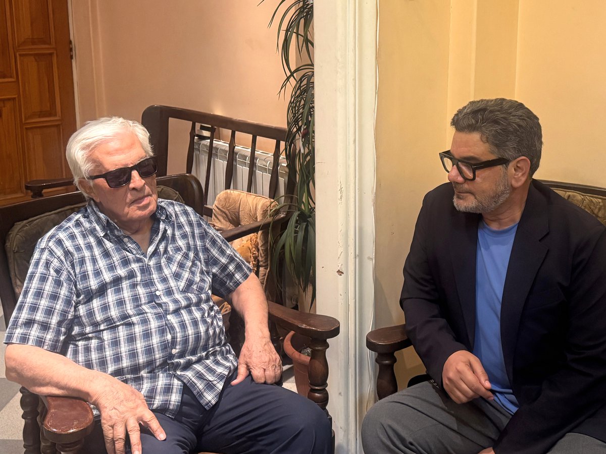 ibrahimhamidi's tweet photo. بدأت اليوم بنشر حوار مطول مع الرجل الذي اعتقل الجاسوس الإسرائيلي إيلي كوهين قبل 60 عاماً، وسانشره في #المجلة في حلقات.

-  هناك قصص صحافية لا تنتهي بعد نشرها. تبقى مفتوحة. بعد سنوات، تعود إليك أو تعود إليها. تكتشف أن ما اعتقدت أنك عرفت جميع جوانبه، لم يكن سوى جزء من الرواية. قصة الجاسوس الإسرائيلي إيلي كوهين في سوريا، واحدة منها.

- بدأت علاقتي الصحافية بهذه القصة قبل أكثر من عقدين. في مارس (آذار) 2004، أجريت مقابلة مع اللواء صلاح الضللي، رئيس المحكمة الاستثنائية التي حاكمت كوهين وحكمت عليه بالإعدام في دمشق عام 1965. 

- مرت السنوات. في 2019، أعادت "نتفليكس" إيلي كوهين إلى الحياة، هذه المرة على الشاشة، في مسلسل "الجاسوس". 

- كتبت يومها في الزميلة "الشرق الأوسط" عن "عشرة أخطاء تاريخية" في المسلسل. لم تكن المسألة بالنسبة إليّ خلافاً على حق العمل الدرامي في استخدام الخيال. المشكلة كانت في المسافة بين الدراما والتاريخ، وفي أن بعض المشاهد التي ستبقى في ذاكرة ملايين المشاهدين لم تحدث أصلاً.

- اعتقدت أن الصفحة أغلقت تقريباً، إلى أن وصلتني خلال زيارتي الى دمشق في يوليو/تموز الماضي، معلومة لم أصدقها في البداية. قيل لي إن سعيد جاويش لا يزال على قيد الحياة.

- بدأت أبحث عنه. لم يكن الأمر سهلاً. بعد جهد حصلت على رقم هاتف. اتصلت وانتظرت. جاءني صوت نقي من رجل مسن من الطرف الآخر. عرّفت بنفسي وقلت له لماذا أتصل. كان لطيفاً، وصوته هادئاً. لم تكن لديه مشكلة في الكلام عن تلك الأيام. قال إن صحته تسمح له بالحديث، وإن ذاكرته لا تزال تحتفظ بالتفاصيل، لكنه يعاني ضعفاً شديداً في النظر. قلت له إنني سأعود إلى دمشق، فوافق على أن نلتقي.

- حملت معي أسئلة كثيرة عن تفاصيل تلك القصة. كيف كشفه؟ كيف اعتقله؟ هل كان جاسوسا مهماً؟ أين رفاته؟ أين ساعته؟ هل هناك جواسيس آخرون؟
جئت لأسمع أجوبة. رواية رجل عاش المرحلة. ذاكرته حاضره. وراءنا جبل قاسيون، وفي مكان غير بعيد البيت الذي بدأت منه النهاية. وضعت ثلاثة أجهزة تسجيل على طاولة بيننا. وقلت له: "أستاذ سعيد لقد بدأت التسجيل". قال: "تفضل". وهذا نص الحوار:
- رابط مقدمة الحلقات:
https://t.co/kRK2LAfFB9