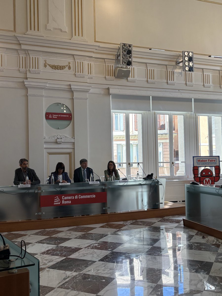 MakerFaireRome's tweet photo. Al via la Conferenza Stampa di presentazione della XIV edizione di #MakerFaireRome con il saluto di Lorenzo Tagliavanti, Presidente della @camcomroma. 
Una manifestazione che negli anni ha diffuso la conoscenza dell’#innovazione a tutti i livelli, dalle grandi alle piccole realtà imprenditoriali, raccontandola in modo semplice e accessibile, connettendo imprese, università, Centri di Ricerca, scuole, persone e idee. 
📍Ti aspettiamo al Gazometro Ostiense, dal 23 al 25 ottobre