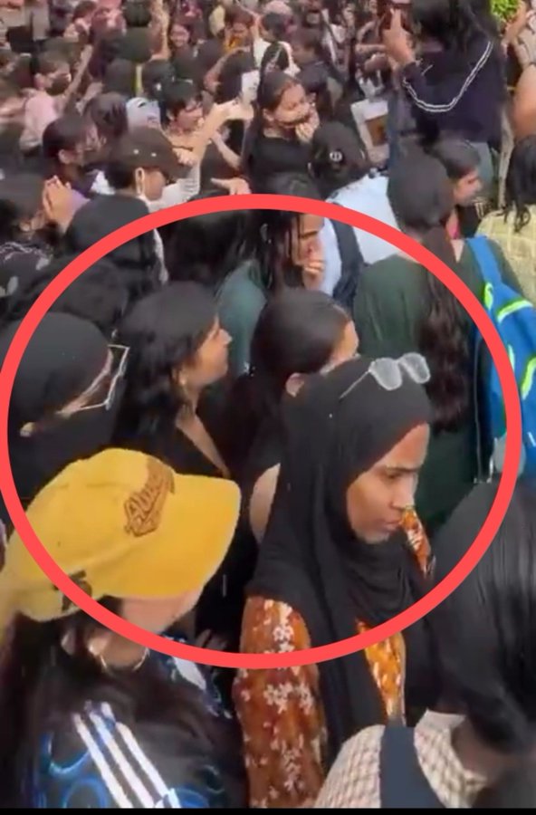 worshipping_45's tweet photo. Guess who is smashing the patriarchy and who is being misogyny slave.

INDIAN WOMEN                           IRAN WOMEN https://t.co/4mApy1GAAH