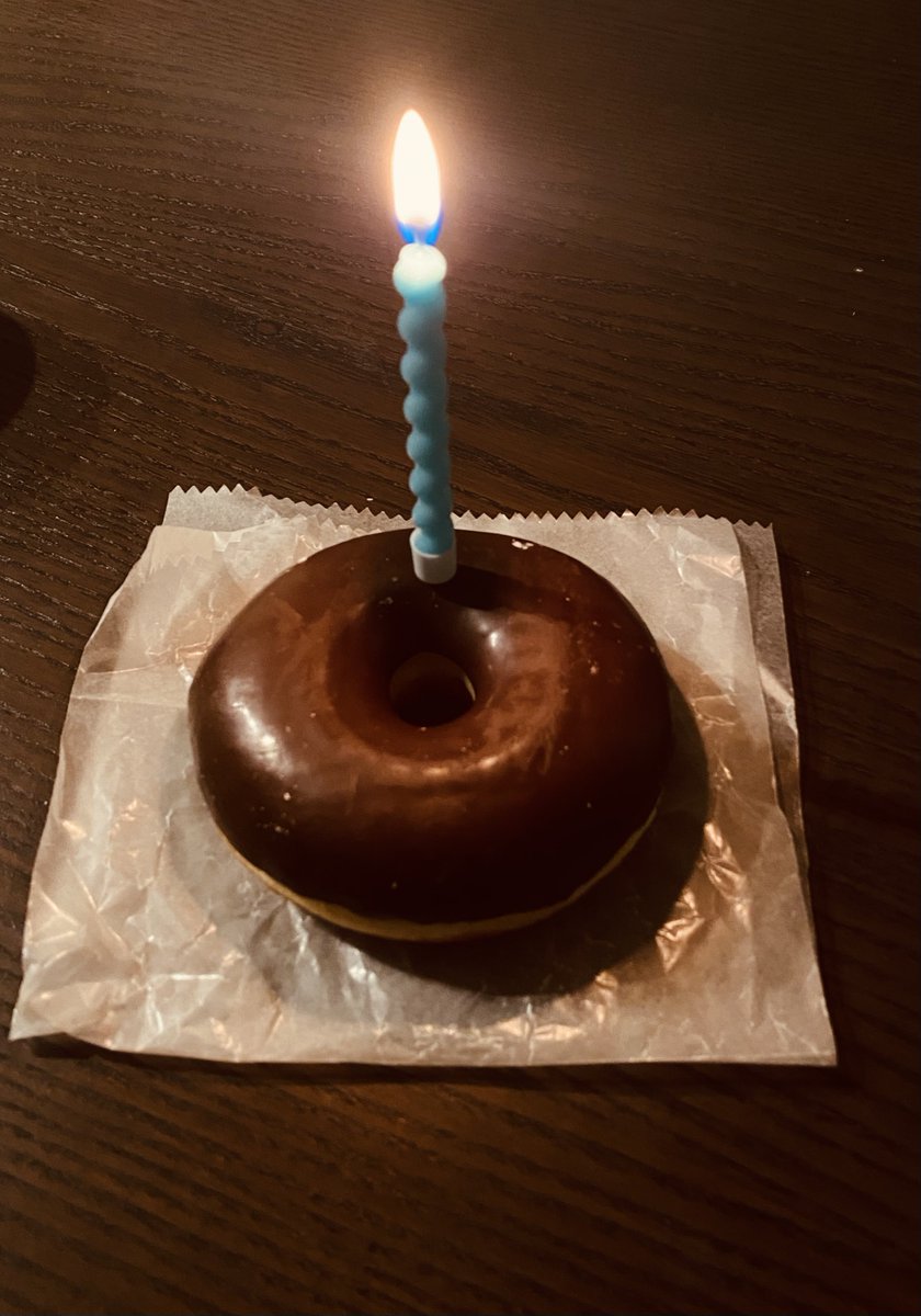 tadayumi's tweet photo. ひとりでドーナツ買ってきて、ろうそく立てて、願い事をして、ろうそくを吹き消しました。 https://t.co/FPVrbuosrT