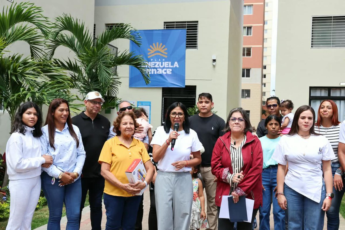 maicar18's tweet photo. @DONKANDAVILA @HugoChavezCmdo Exacto, hermano! Cuando uno mira esas portadas viejas de millones de niños desnutridos y las compara con lo que se está haciendo hoy… no hay cómo negar q Venezuela avanza. Cada familia que recibe su casa es un golpe a los que solo saben llorar el pasado. Que sigan entregando! 🇻🇪 https://t.co/6WYF6JoV5p