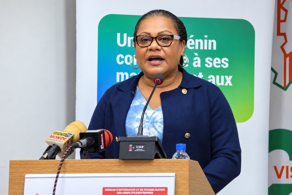 PNUDBenin's tweet photo. Rendre les compétences féminines plus visibles, c’est l’ambition du Compendium soutenu par @PNUDBenin.

Le 26/05/26, la ministre Véronique TOGNIFODE et @TitusOsundina ont appelé les entreprises à l’utiliser pour diversifier leurs recrutements et promouvoir le leadership féminin. https://t.co/uGCbZg6aY3