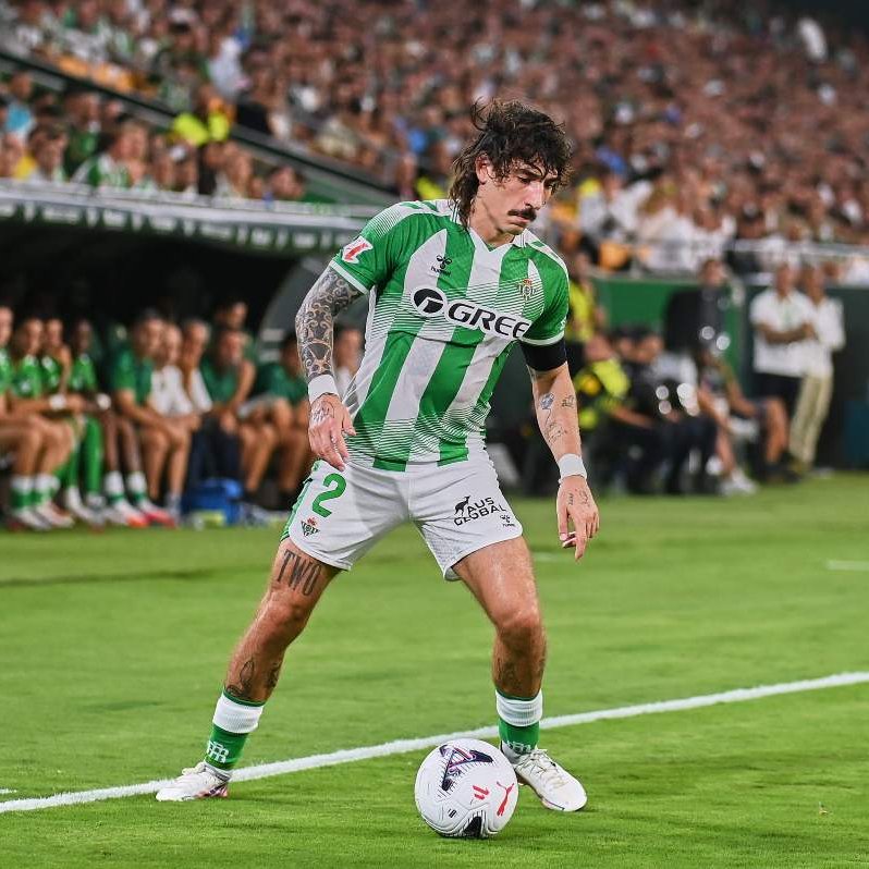 Daniel_SM9's tweet photo. Héctor Bellerín aclara lo de su posible personaje en 'La Bola Negra': 

"Me contactaron en su día los organizadores de los casting. Siempre he tenido en mi entorno mucha gente que se dedica a la industria, tengo amigos que son actores y actrices y es una industria muy complicada, con trabajos precarios y con mayor tasa de paro, dedican muchas horas y me parecía un poco intrusismo laboral que yo por ser quién soy tener la posibilidad de participar en una superproducción como 'La Bola Negra'. Fue un honor que contactarán conmigo, y es algo que puede atraer a cualquiera, pero a ello hay que dedicarle muchas horas y el respeto que se merece. No creía que yo fuese la persona indicada para hacerlo"

ℹ️ @LibreDirectoSEV