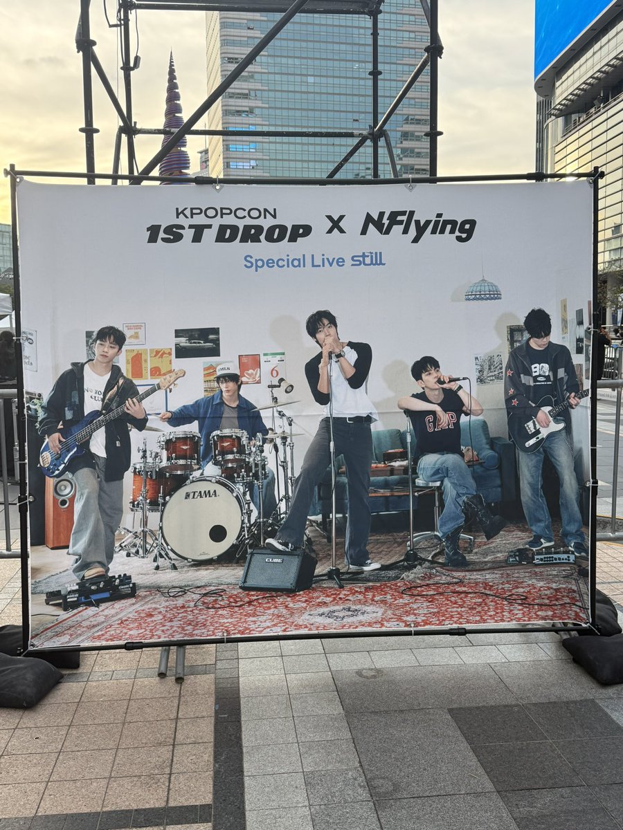 SH_b1031's tweet photo. KPOPCON 1ST DROP X NFIying

운 좋게도 당첨되어 다녀오게 된 케이팝콘ᰔ
청계광장에서 선선한 가을 바람과 함께 첫 공개되는 아는 결말을 들을 수 있게 되어서 정말 행복했어요

엔플라잉과 함께 하이라이트 메들리를 다시 한번 들으며 소통하는 시간도 너무 좋았어요💗

#KPOPCON1STDROP #NFIying https://t.co/1j9idcDQSJ