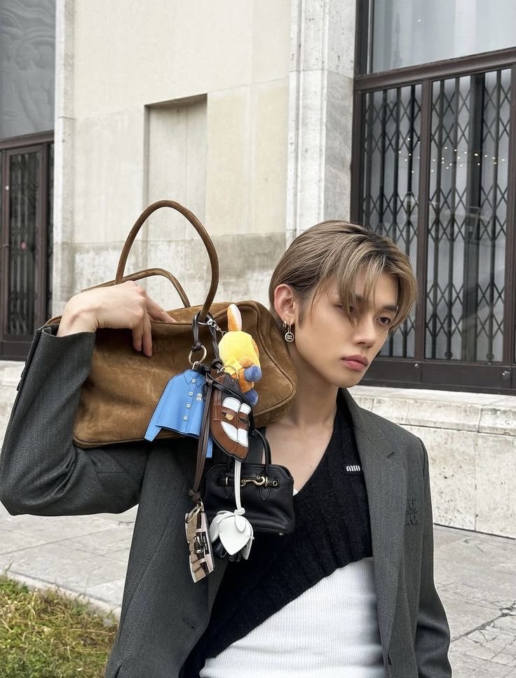 jjuniesito's tweet photo. the hwangchoon keyring on yeonjun’s miu miu bag was actually his own idea and he attached it himself aww soo cute thats literally his child https://t.co/v2XB6Y5IQu