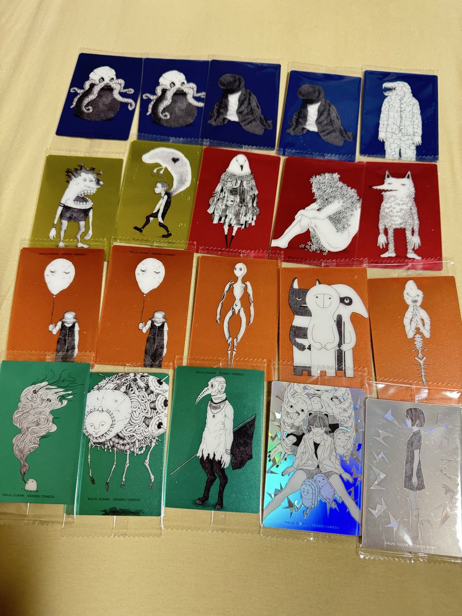 13ump_ray's tweet photo. 数日前に酔った勢いで購入したかいじゅうずかんウエハース(20枚)が届いて開封してみたら、推しの消息通知人出たしキラキラ2枚も出て結構引きが良いのでは？？？
あとこのウエハースめっちゃ美味しい🤤 https://t.co/seYNXdOYno