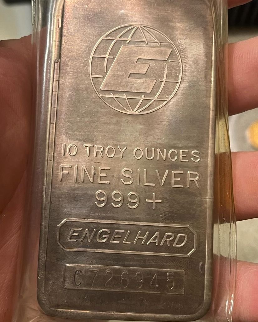 silverandgoldbu's tweet photo. I’m offering this silver bar for $650 
Bin to take now and thank me later 
#silver #numismatic #preciousmetal #silverbar #coins #usa #lifestyle #billionnaire https://t.co/jpvFbUvluC