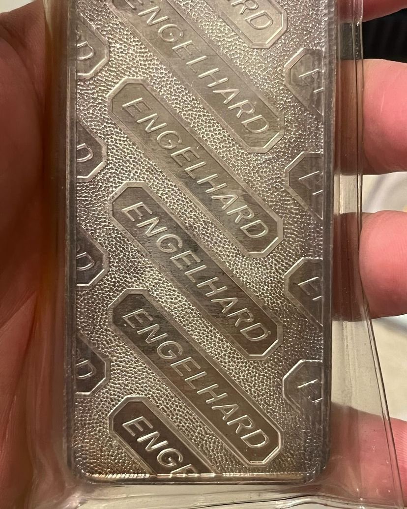 silverandgoldbu's tweet photo. I’m offering this silver bar for $650 
Bin to take now and thank me later 
#silver #numismatic #preciousmetal #silverbar #coins #usa #lifestyle #billionnaire https://t.co/jpvFbUvluC