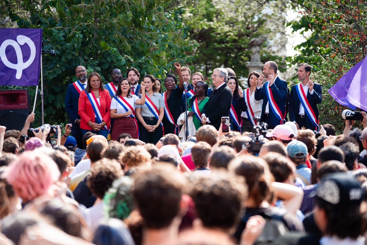 JLMelenchon's tweet photo. Les agents de la fonction publique qui se mobilisent aujourd’hui défendent l’honneur de leurs métiers et de leurs conditions ! Vive la lutte ! https://t.co/TUVHab9XIN