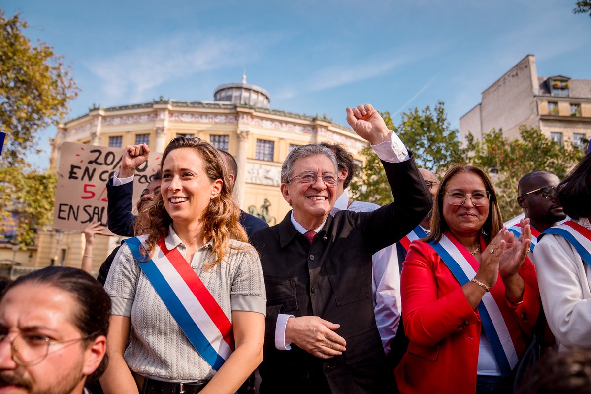 JLMelenchon's tweet photo. Les agents de la fonction publique qui se mobilisent aujourd’hui défendent l’honneur de leurs métiers et de leurs conditions ! Vive la lutte ! https://t.co/TUVHab9XIN
