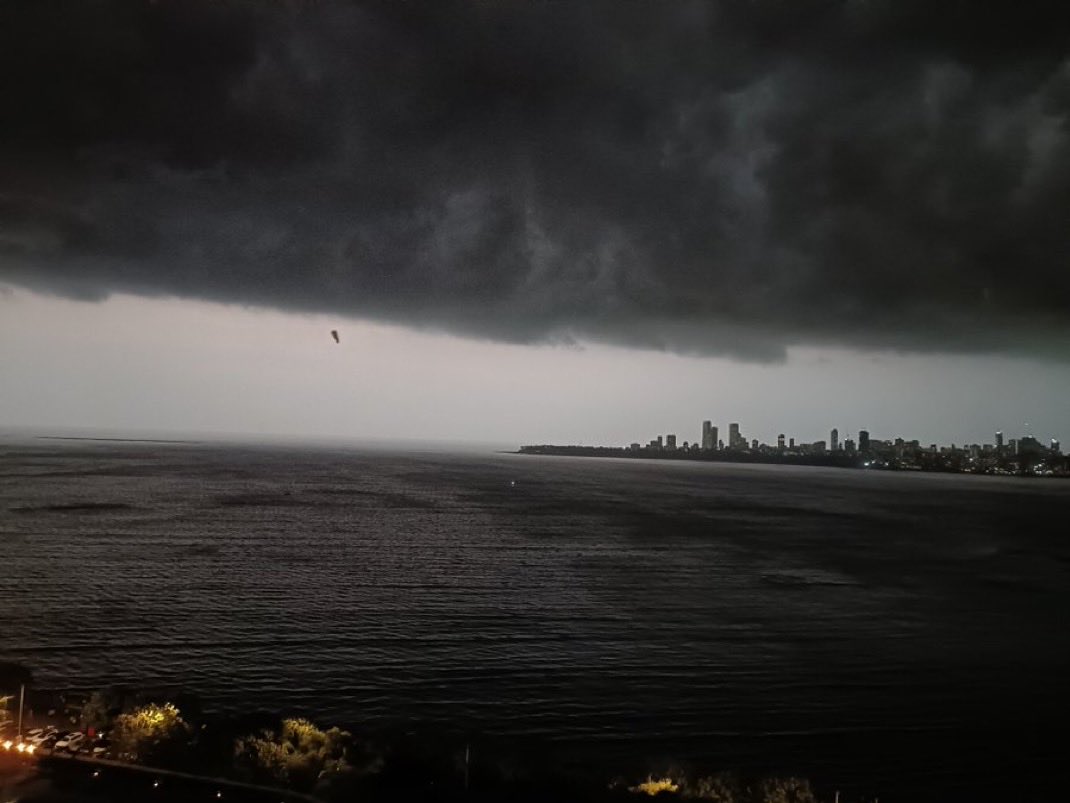 GZMumbai's tweet photo. Watching this unfold from my office. #MumbaiRains 🌊⛈️⚡️ https://t.co/jGXv5jnVBn