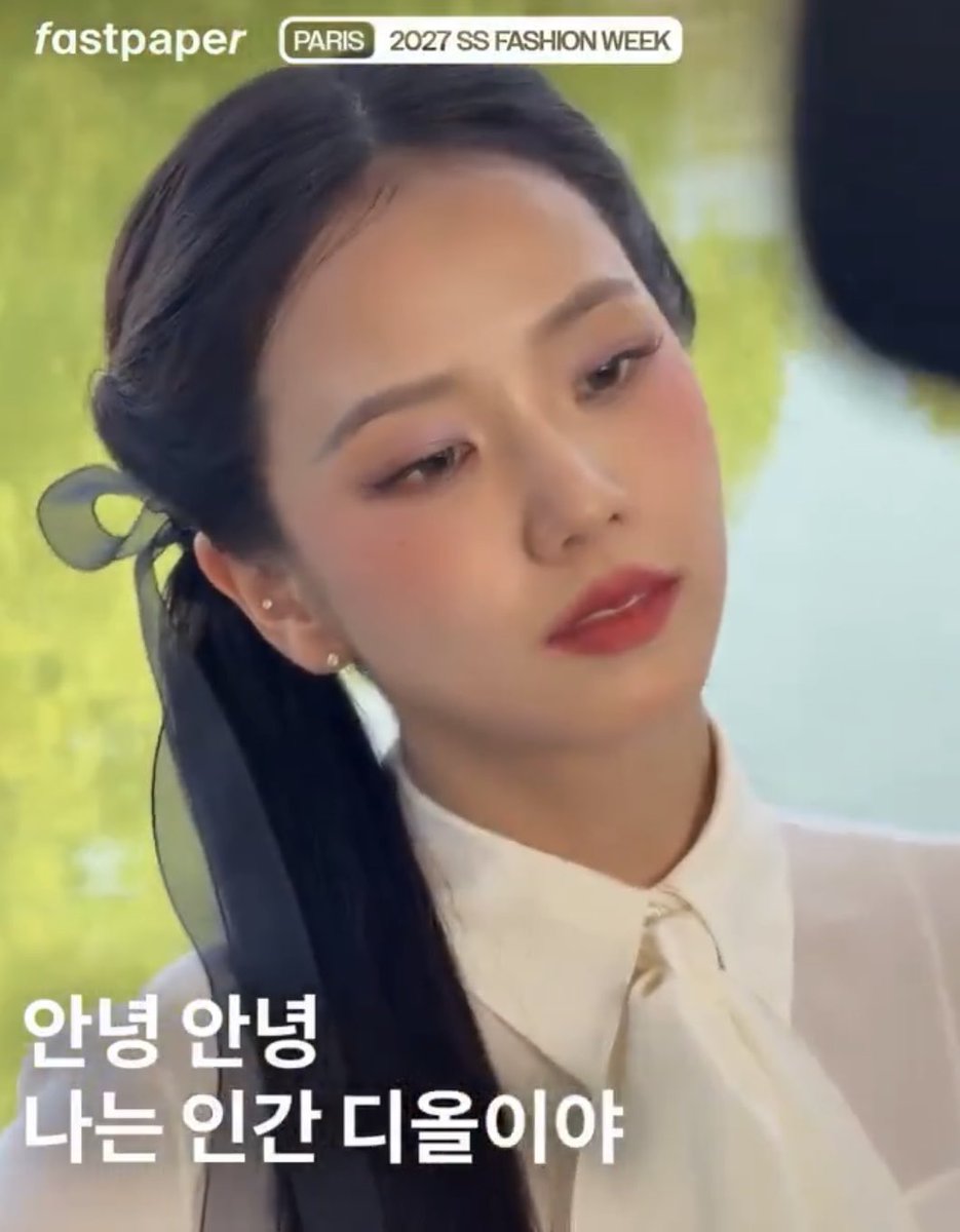 amorrintage's tweet photo. its so refreshing to see jisoo wearing a bold lipstick instead of nude one…it brings out her visual and heart-shaped lips more she’s so pretty😭 https://t.co/qab1yyqYHk