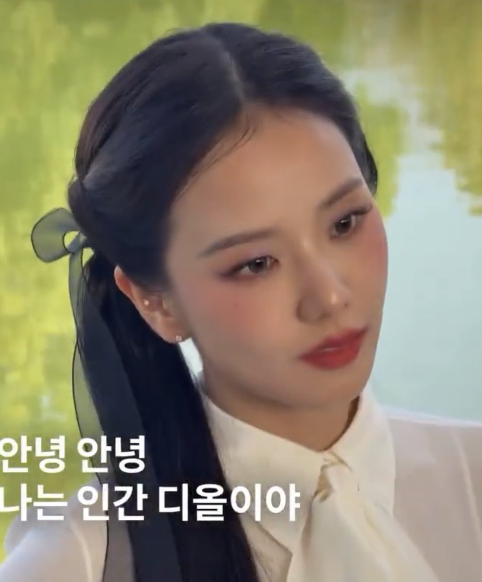 amorrintage's tweet photo. its so refreshing to see jisoo wearing a bold lipstick instead of nude one…it brings out her visual and heart-shaped lips more she’s so pretty😭 https://t.co/qab1yyqYHk