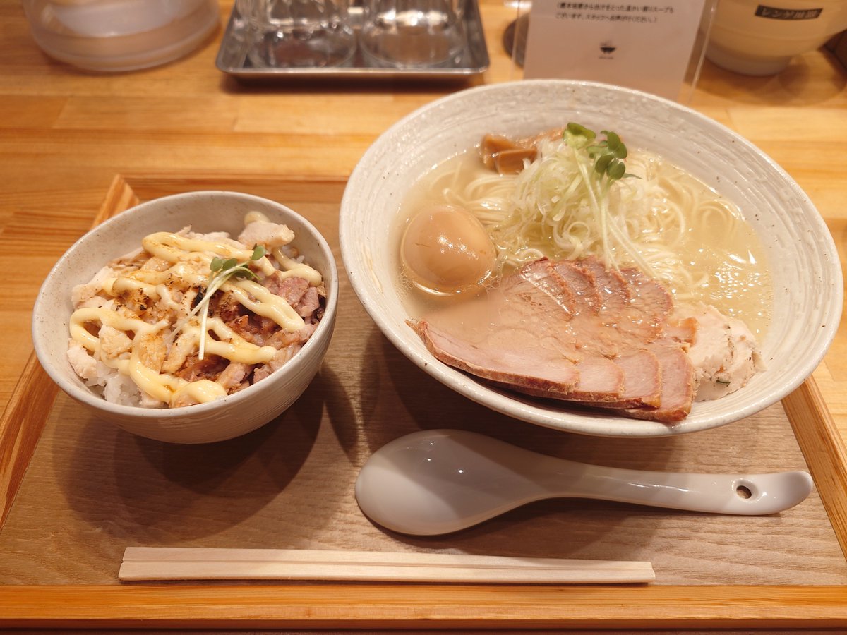 Mkt0690's tweet photo. 仕事終わりの🍜
相変わらずの美味でした😋
MENYA OKIBI特製鶏塩らぁ麺＆炙りチャーマヨ飯 https://t.co/9cg7zzJje9