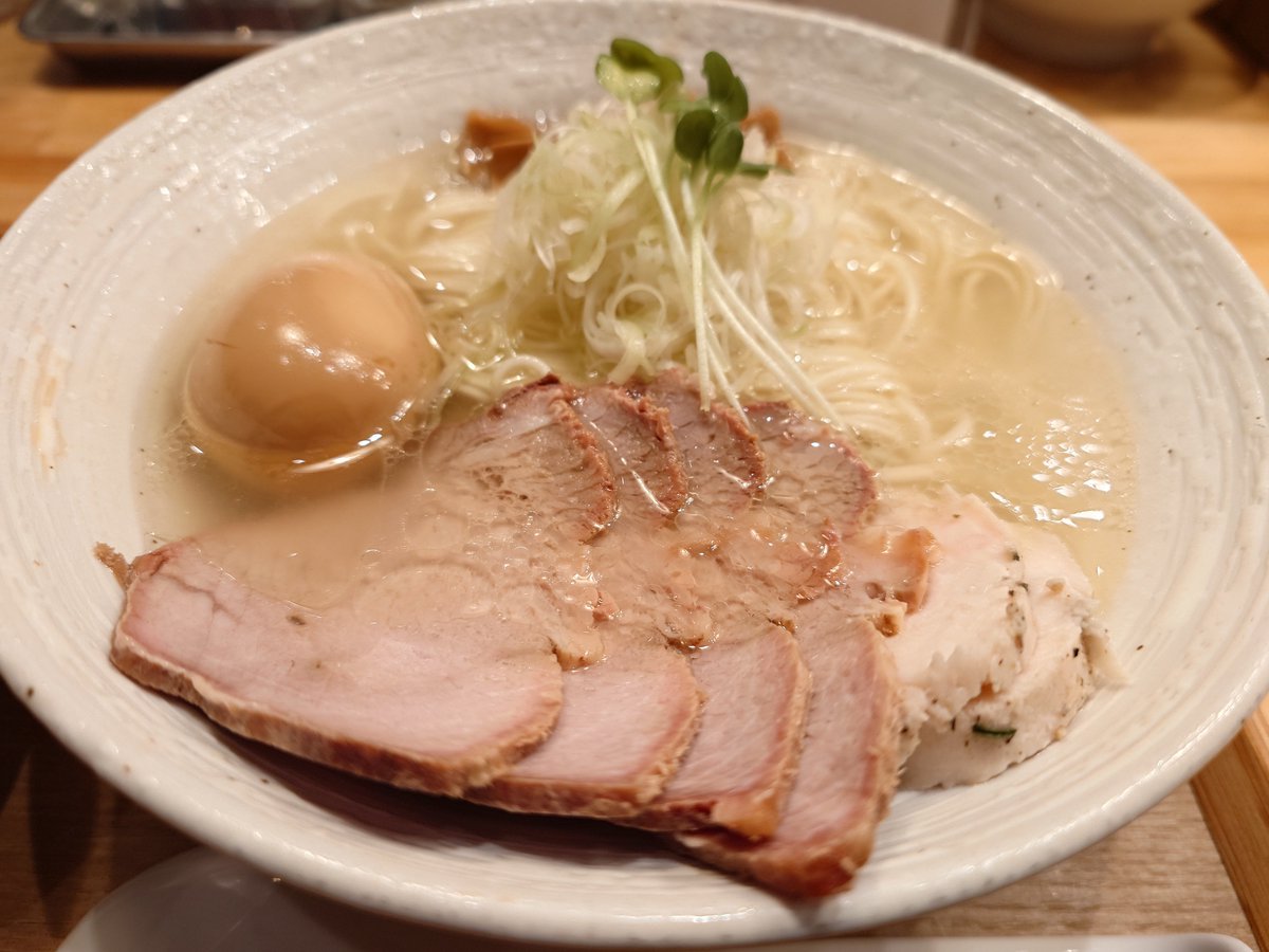 Mkt0690's tweet photo. 仕事終わりの🍜
相変わらずの美味でした😋
MENYA OKIBI特製鶏塩らぁ麺＆炙りチャーマヨ飯 https://t.co/9cg7zzJje9