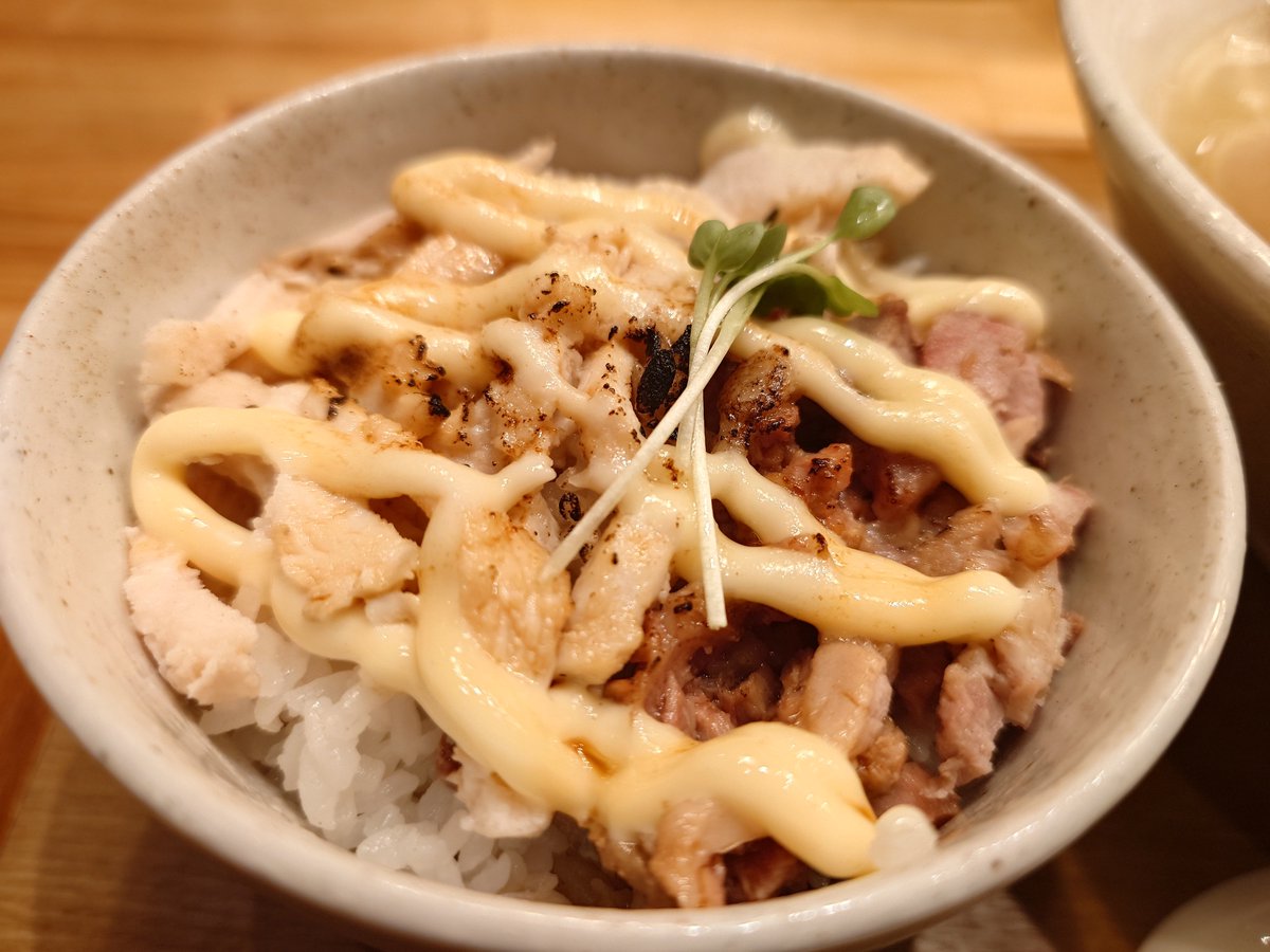 Mkt0690's tweet photo. 仕事終わりの🍜
相変わらずの美味でした😋
MENYA OKIBI特製鶏塩らぁ麺＆炙りチャーマヨ飯 https://t.co/9cg7zzJje9