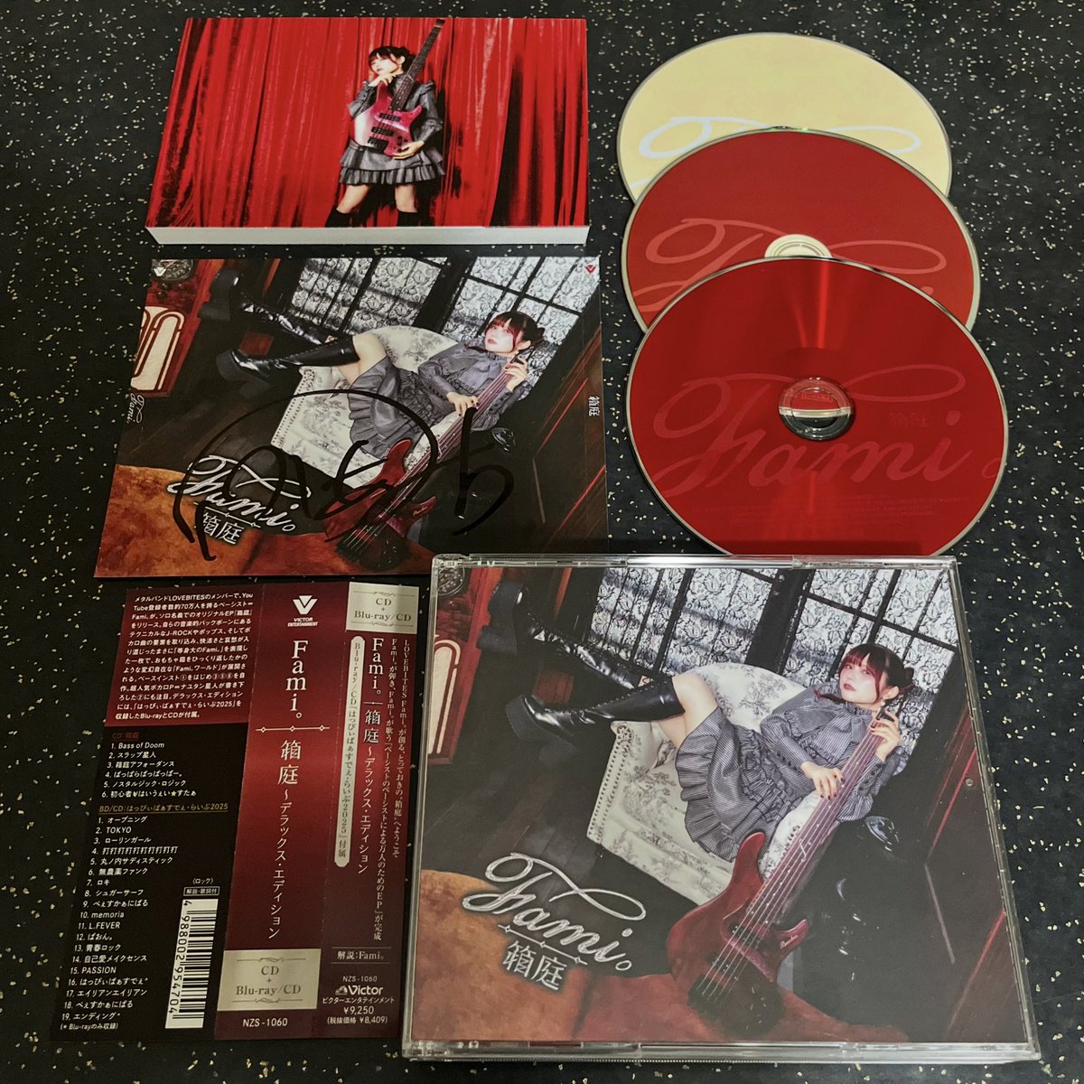 TheTrueAsgard's tweet photo. New arrival:
Fami。@famifamimario "箱庭", 2 CD + blu-ray deluxe edition, with a bonus canvas photo and a signed alternate CD back cover.
From Victor Store, via Tenso.
#Fami #LOVEBITES #箱庭 #CD #BluRay #Canvas #Photo #BackCover https://t.co/k5ZE8dXM2a