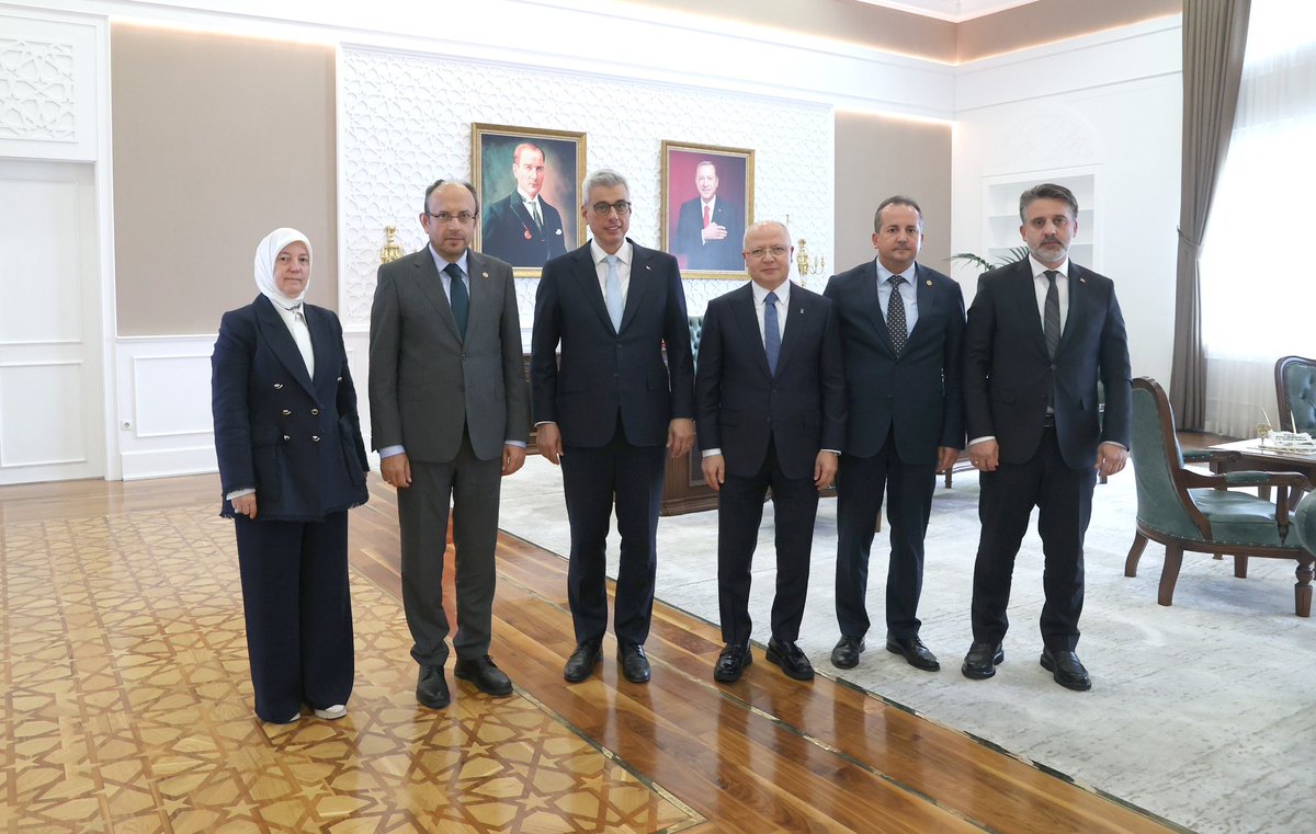 refik_ozen16's tweet photo. Milletvekillerimiz Sayın Emine Yavuz Gözgeç, Sayın Mustafa Yavuz, İl Başkanımız Sayın Davut Gürkan ve Büyükşehir Belediye Başkan Vekilimiz Sayın Şahin Biba ile birlikte Sağlık Bakanımız Sayın Prof. Dr. Kemal Memişoğlu’nu ziyaret ederek 

Bursamızda sağlık alanında hayata geçecek olan projeleri ve şehrimizin sağlık altyapısını güçlendirecek çalışmaları değerlendirdik. Sayın Bakanımıza Bursamıza göstermiş olduğu yakın ilgi  ve destekleri için  teşekkür ediyoruz.
