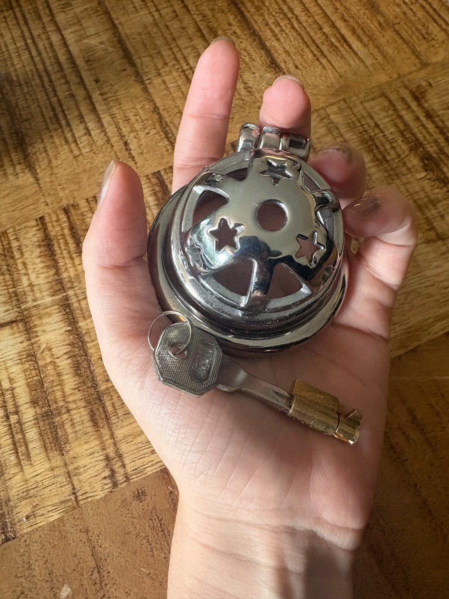 dx_dionysus's tweet photo. My favourite sound? 

The little *click* as my key slides into place and locks you up for the foreseeable future. 

Will you be partaking in Locktober? https://t.co/y72OPze0Gm