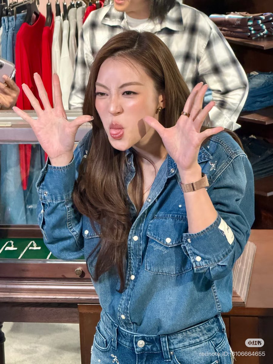 JaneMiller__'s tweet photo. vẫn không quên signature lewlew 🤪🤪

MIU NATSHA AT AMR POP-UP HK #AMRDeSaisonXMiu https://t.co/UQcHbNcfxf