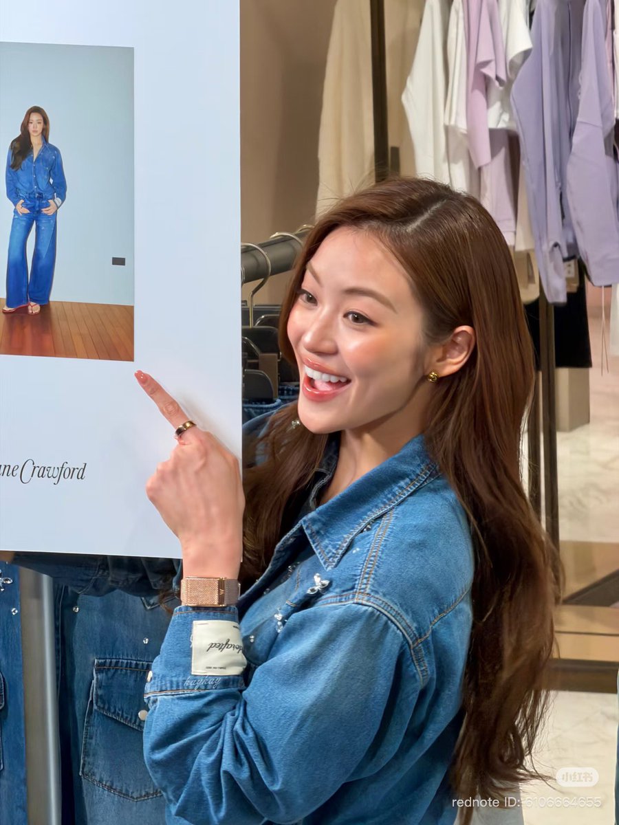 JaneMiller__'s tweet photo. vẫn không quên signature lewlew 🤪🤪

MIU NATSHA AT AMR POP-UP HK #AMRDeSaisonXMiu https://t.co/UQcHbNcfxf