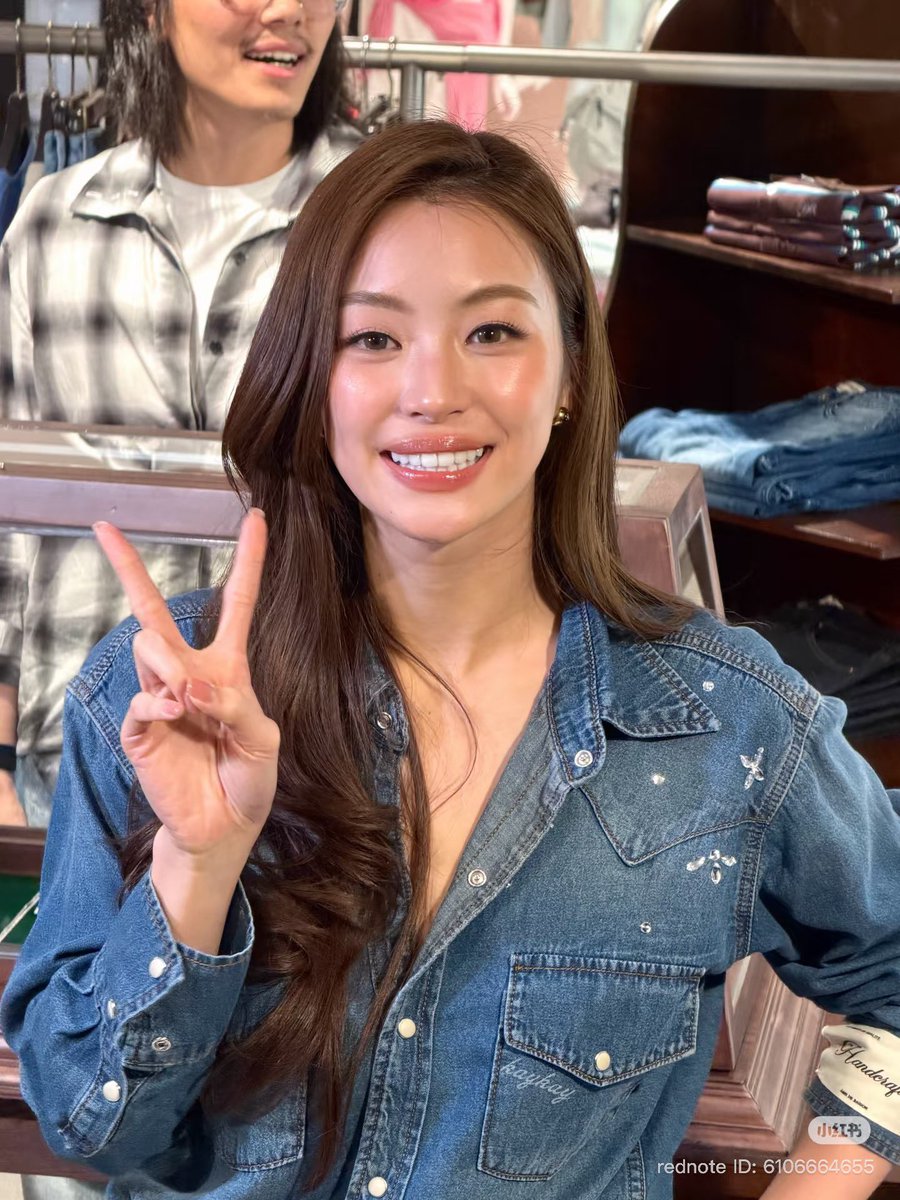 JaneMiller__'s tweet photo. vẫn không quên signature lewlew 🤪🤪

MIU NATSHA AT AMR POP-UP HK #AMRDeSaisonXMiu https://t.co/UQcHbNcfxf