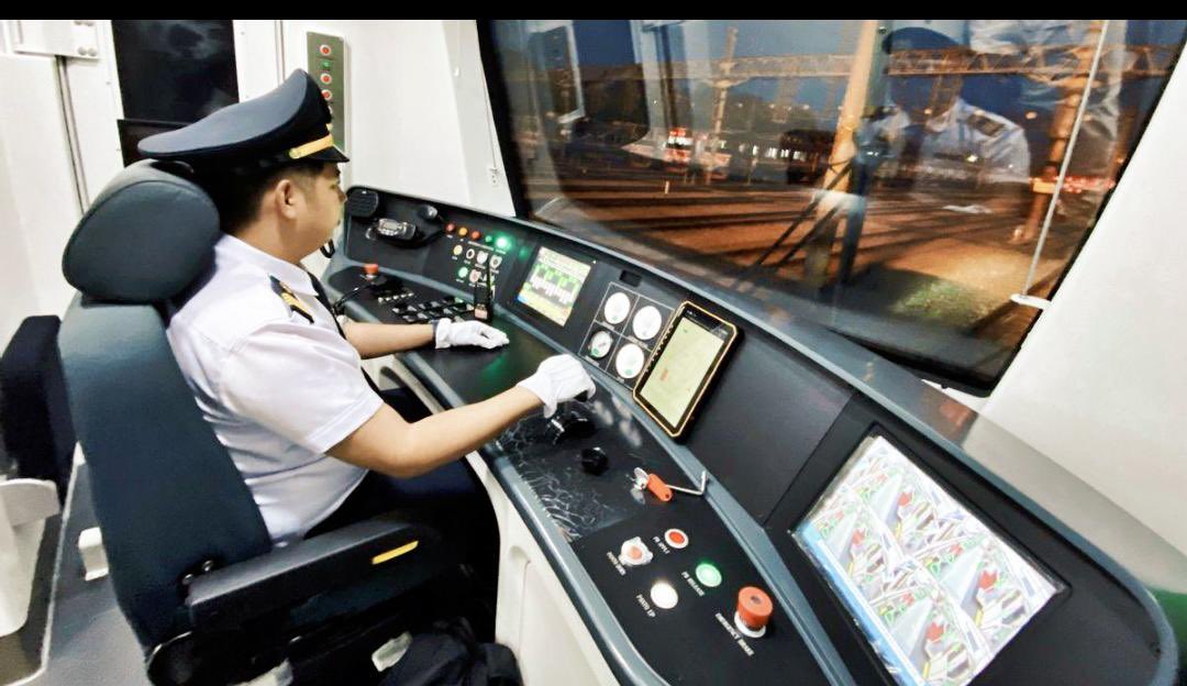 keretaapikita's tweet photo. KAI Kooperatif dalam Proses Hukum dan Pastikan Pendampingan bagi Masinis

KAI menghormati proses hukum terkait insiden KA Argo Bromo Anggrek dan KA 5568A Commuter Line di Bekasi Timur. Sejak awal, KAI kooperatif mendukung investigasi keselamatan oleh KNKT serta proses hukum oleh Polda Metro Jaya.