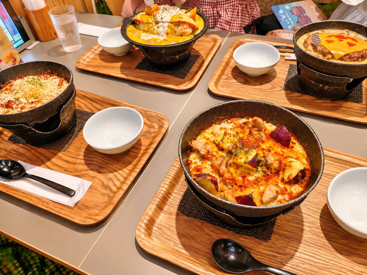 maaar_twi's tweet photo. 4人で遊ぶの久しぶりすぎたけど
いつも通りすぎてめっちゃ楽しかったねー！
美味しいものたくさん食べて満足🍡 https://t.co/fZA2z1a7Il