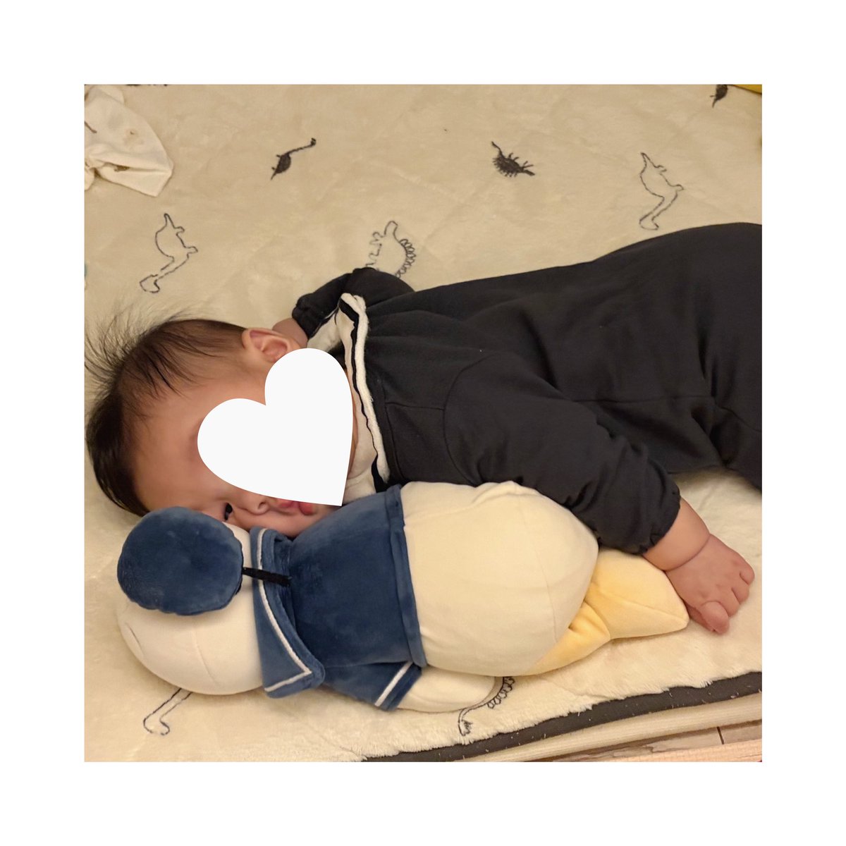 0karinco5's tweet photo. そして我が家の息子は大きくて大きくてもはや抱っこするの大変😰
連休はアウトレットとコストコ家族デートして抱っこ紐坊主くん👶🏻❕寝返りして休憩する時必ずドナルドを枕にするけど片目めっちゃ潰れててオモロすぎ🤭
私が声出して爆笑すると嬉しいのか同じ事を何回もしてきます。（笑）
． https://t.co/M2kOd3ISuh