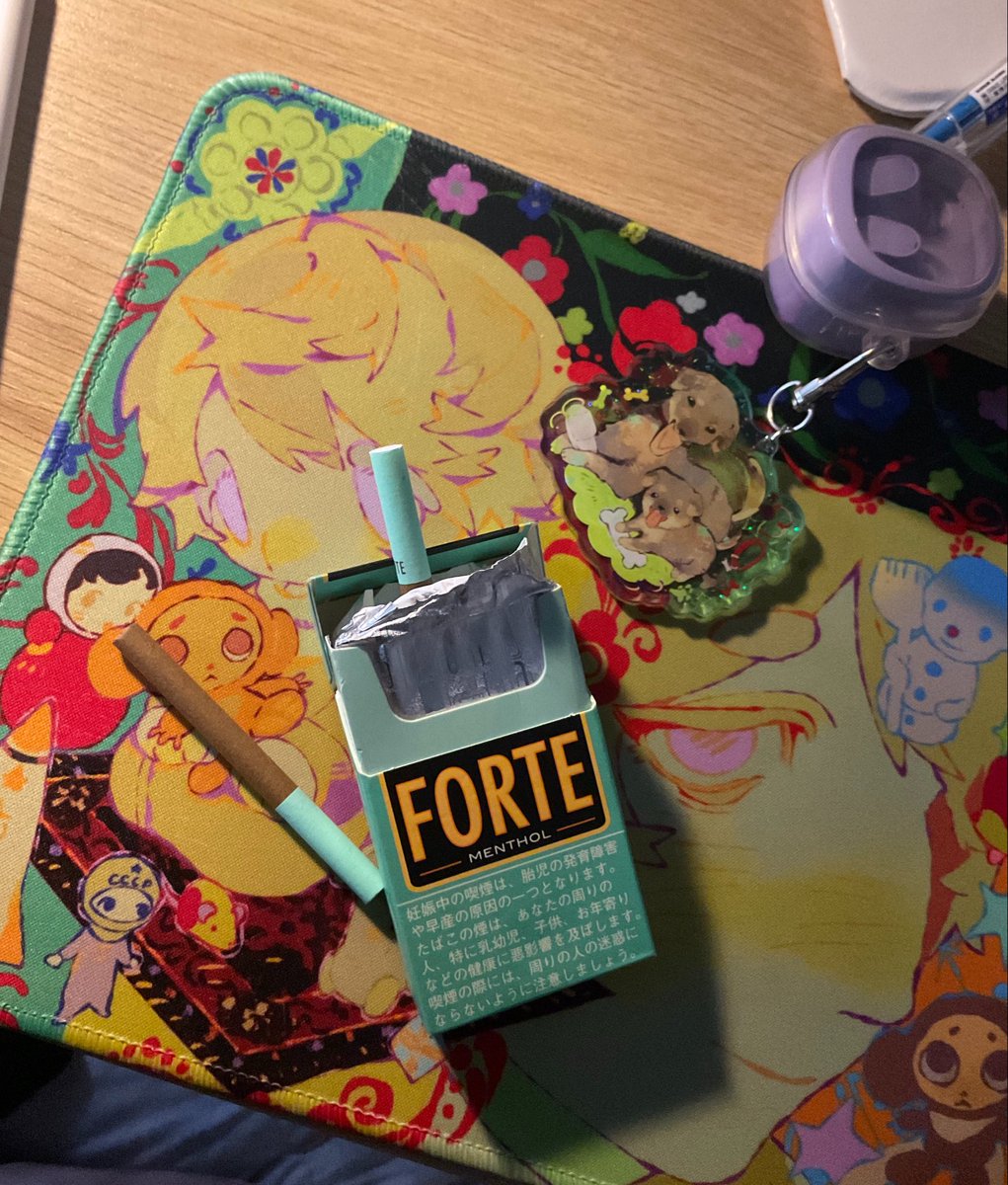 Mortem_Pup's tweet photo. Today puppy review - Forte menthol cig
 ૮( ˃ ꒳ ˂)ა
◟/づ🚬
7/10
The mint smell is very nice not too minty but you kinda feel it when you inhaled it in, package look super cute which that why i rank it high..+ the cig/pack is SMALL, smaller than my palm! https://t.co/kpZU2qqygf