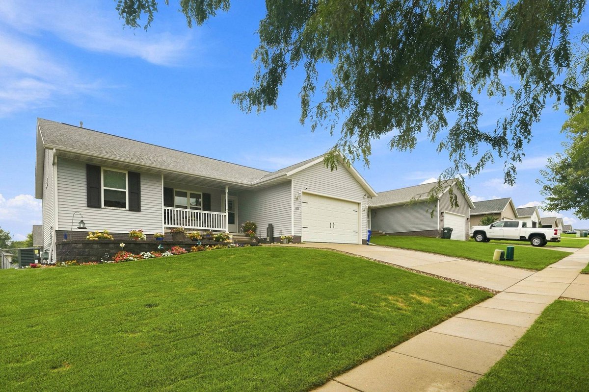 artcutech's tweet photo. New price: $345,000 for a one-owner 4-bed, 3-bath, 2,017-sq-ft ranch in College Community School District. Buyer concessions + home warranty.
https://t.co/9KHrtxblZb https://t.co/Yt8krM8GEf