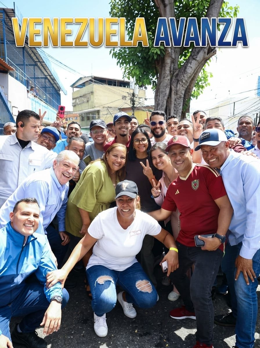 INVENCIBLE20255's tweet photo. @DONKANDAVILA @HugoChavezCmdo ¡Fracasó! El modelo rentista.

Hoy cada hogar entregado representa una victoria de la solidaridad. La presidenta encargada Delcy Rodríguez demuestra que VENEZUELA AVANZA cuando priorizamos el bienestar social y la paz. https://t.co/WrFgZflLyS