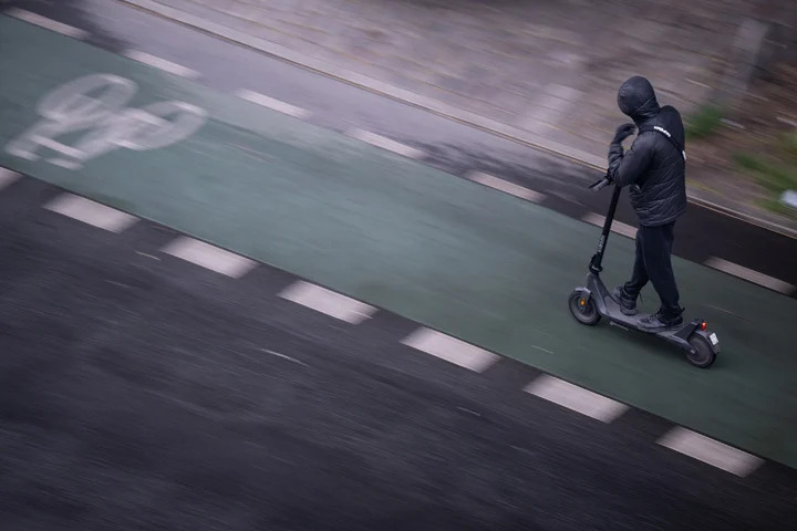 Moritz_Becker_'s tweet photo. ⚡️Mit 115 km/h auf dem E-Scooter
Ein 18-Jähriger aus Wien prallte in Tulln gegen ein massives Stahltor. Der Aufprall riss das Tor aus der Verankerung.
Der junge Mann erlitt schwere Verletzungen und wurde in den künstlichen Tiefschlaf versetzt. https://t.co/1Q5koLCFpD