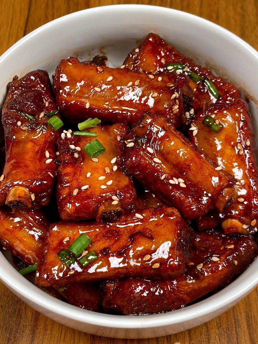 Andaria88591375's tweet photo. Today, I visited a time-honored shop and couldn't resist their glazed meat, savory brined duck, and fragrant braised pork ribs—perfect comfort food combo! https://t.co/ZDT6OhrRcE