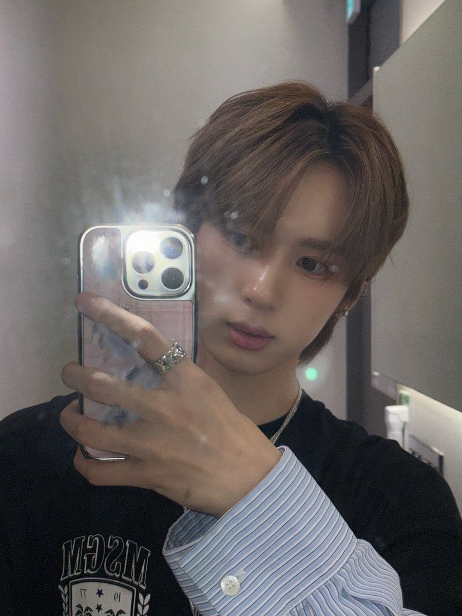 DXMON_HM's tweet photo. 거울셀카🤳

#DXMON #다이몬
#HEE #히 https://t.co/MXBmWeFVpr