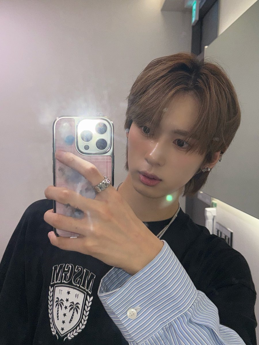 DXMON_HM's tweet photo. 거울셀카🤳

#DXMON #다이몬
#HEE #히 https://t.co/MXBmWeFVpr