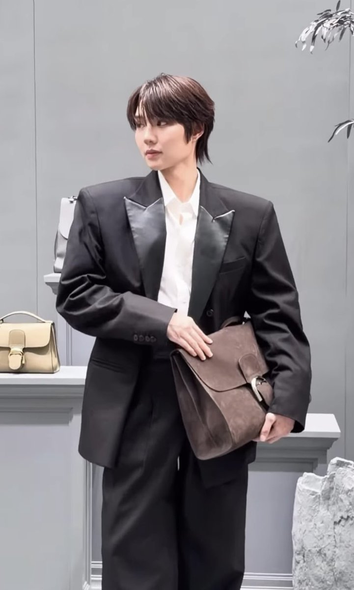 staywithharit's tweet photo. เหมือนเกิดมาพร้อมกับคำว่าเริ่ด ควีน มาดาม

A DELVAUX MOMENT WITH NAMPING
#NampingxDelvaux
#Delvaux
#nampingster https://t.co/1OF6GtoD52
