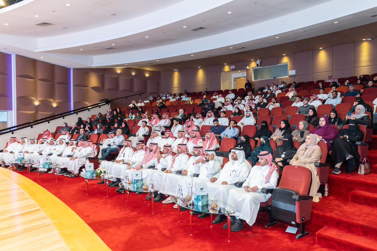 SDA_Sharqia's tweet photo. أقام استوديو الشرقية التصميمي التابع لـ #هيئة_تطوير_الشرقية، اليوم لقاء العمارة السعودية بالمنطقة الشرقية، بمشاركة المكاتب الهندسية وممثلي الجهات المعنية بتطبيقها.

استعرض اللقاء حوكمة تطبيق العمارة السعودية، ورحلة المستفيد من تقديم المشروع إلى مراجعته، وآلية تطبيق الموجهات التصميمية بحسب نوع المشروع، وتكاملها مع اشتراطات البناء.

وشهد اللقاء جلسة حوارية بمشاركة المهندس محمد نعماني، مدير استوديو الشرقية التصميمي بالهيئة، والمهندس عبدالعزيز الربيع، مدير عام الإدارة العامة للتراخيص الإنشائية بأمانة المنطقة الشرقية؛ والمهندس قاعد الثبيتي، وكيل الأمين للتخطيط الحضري بأمانة حفر الباطن. وناقشت الجلسة تكامل أدوار الجهات، وتحديات التطبيق وفرص تطويره، وأثر العمارة السعودية في تعزيز هوية المنطقة وجودة بيئتها العمرانية.