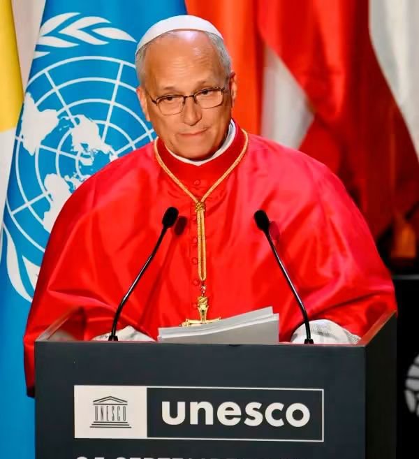 KarinArcus_ok's tweet photo. ¿QUÉ SIGNIFICA SER HUMANO? 
En Francia, El Papa León XIV les respondió a la UNESCO lo que el mundo ya no quiere oír.

Mira lo que dijo:

Antes que nada, la persona humana es alguien que es concebida y nacida. Ser humano significa ser un niño. Ninguno de nosotros eligió de quién, cuándo o dónde nacer.

Esta verdad no es biológica, es ética: como niños, todos somos hermanos.

Desde el principio, nuestra humanidad es un don, no una cosa.

En segundo lugar, todos nacemos desnudos y necesitados. Nacemos pobres, con necesidad de pan, de palabras, de cuidado y de afecto.

Y cuando olvidamos cómo nacimos, pasa lo más trágico: la vida ya no se entiende como un don, sino como una mercancía. Ya no se ve como un llamado al cuidado, sino como un producto para ser explotado.

Por eso los necesitados son los que más sufren. 

Cuando olvidamos que fuimos niños pobres, traicionamos su humanidad.

Y remató con lo más fuerte:

Ser humano es ser libre, pero la libertad solo es hermosa cuando se orienta al bien y a la verdad. Se desfigura cuando se vuelve violencia y sed de poder.

Por eso, la más terrible de todas las obras humanas es la guerra. Porque ahí la ciencia se pone al servicio de matar.

Así lo dijo el Papa en la UNESCO

Mientras el mundo te dice que ser humano es lo que tú quieras inventar, el Papa dice: 

- Eres un don,
- Eres un niño,
- Eres hermano de todos,
- Naciste pobre y necesitado de amor.

Y si tu vida es un don, no es una mercancía que se vende, que se descarta o se explota.

Si todos nacimos siendo niños necesitados de amor... 

¿En qué momento empezamos a creer que podíamos vivir y usar a los demás como si fueran cosas?