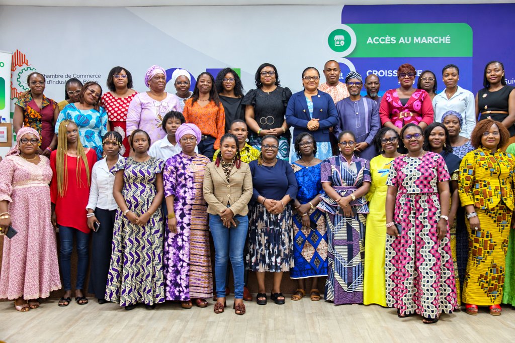 PNUDBenin's tweet photo. Rendre les compétences féminines plus visibles, c’est l’ambition du Compendium soutenu par @PNUDBenin.

Le 26/05/26, la ministre Véronique TOGNIFODE et @TitusOsundina ont appelé les entreprises à l’utiliser pour diversifier leurs recrutements et promouvoir le leadership féminin. https://t.co/uGCbZg6aY3