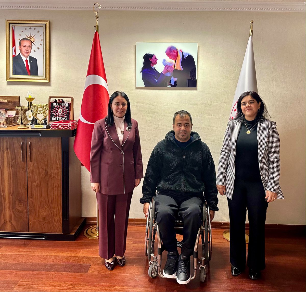 hatice_atan73's tweet photo. 📌 Şehit Jandarma Uzman Çavuş Çağrı Toptaş’ ın kıymetli yadigârı, eşi Asuman Toptaş,

📌 Hemşehrilerimiz, Şırnaklı Gazimiz İbrahim Batmaz ve eşi Sare Batmaz ile Bakanlığımız da bir araya geldik.

Bu millet; Aziz Şehitlerimize, Gazilerimize ve onların bu millete emaneti kıymetli yadigarlarına minnettardır. 🇹🇷