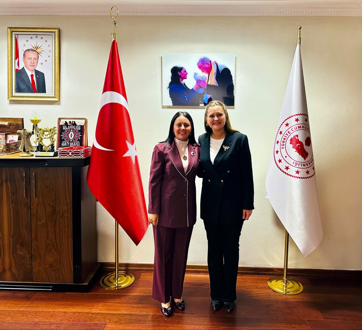 hatice_atan73's tweet photo. 📌 Şehit Jandarma Uzman Çavuş Çağrı Toptaş’ ın kıymetli yadigârı, eşi Asuman Toptaş,

📌 Hemşehrilerimiz, Şırnaklı Gazimiz İbrahim Batmaz ve eşi Sare Batmaz ile Bakanlığımız da bir araya geldik.

Bu millet; Aziz Şehitlerimize, Gazilerimize ve onların bu millete emaneti kıymetli yadigarlarına minnettardır. 🇹🇷